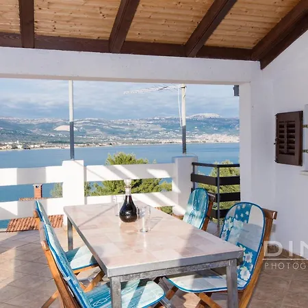 Lela, Next To The Beach Apartment Trogir