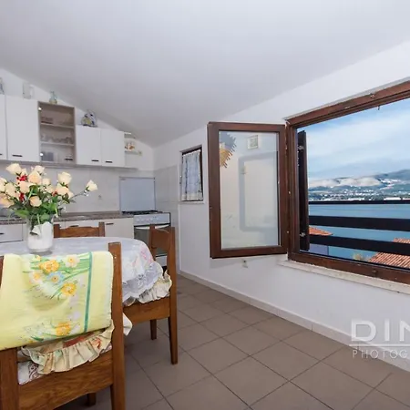 Lela, Next To The Beach Apartment Trogir