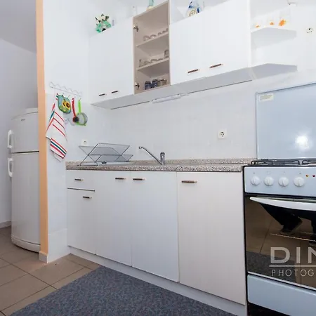 Lela, Next To The Beach Apartment Trogir