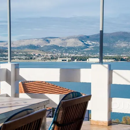 Lela, Next To The Beach Apartment Trogir