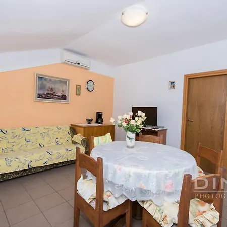 Apartment Lela, Next To The Beach *