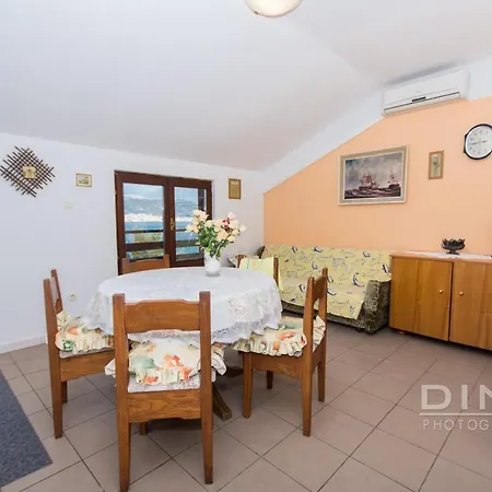 Lela, Next To The Beach Apartment Trogir