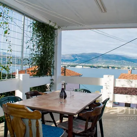 Lela, Next To The Beach Apartment Trogir