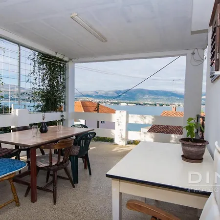 Lela, Next To The Beach Apartment Trogir