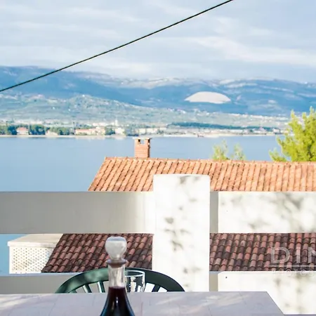 Lela, Next To The Beach Apartment Trogir